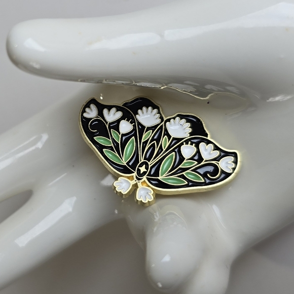 🌿 Flower Moth Pin - Picture 3 of 7